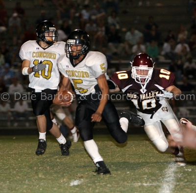 Roger Smith scrambles past Sun Valley defenders.